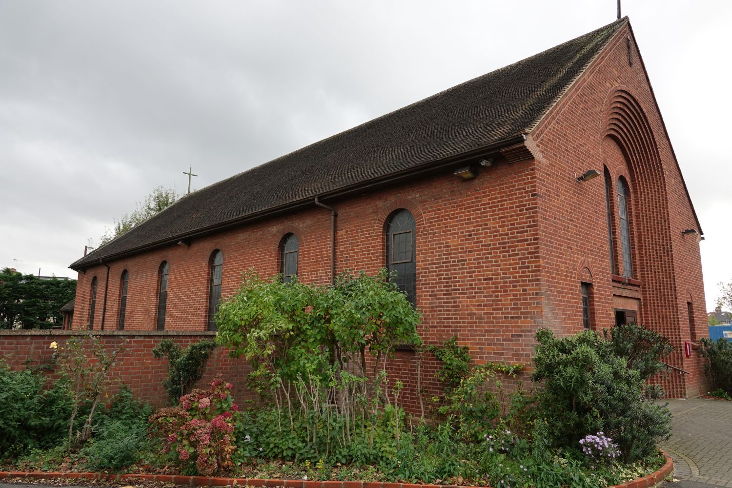 St Theresa, Eastern Avenue, Newbury Park (Roman Catholic) « London